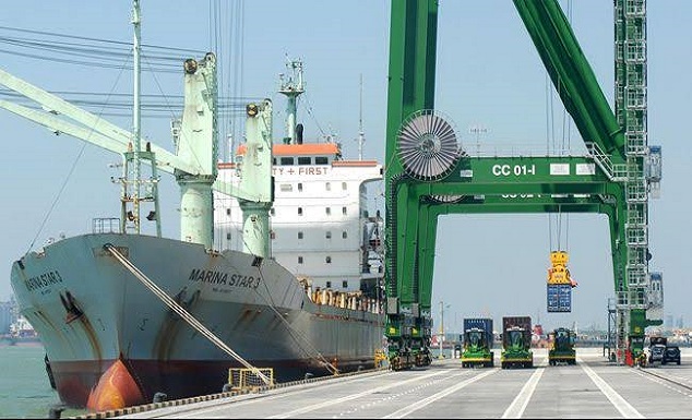 JIIPE東ジャワ工業地帯の港で、乾貨物が船の流れを12％増加させる